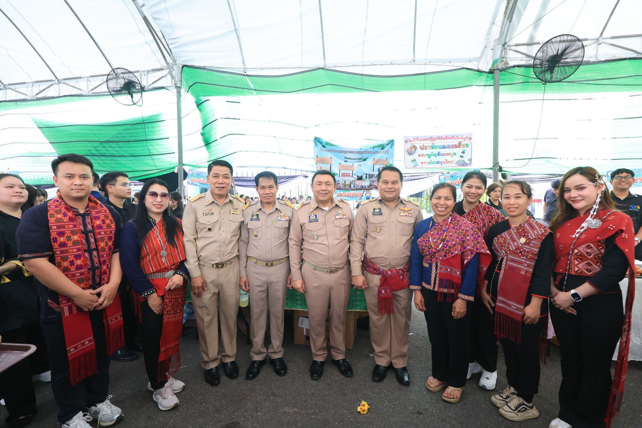 title - ปลัดกระทรวงเกษตรฯ และผู้บริหาร ส.ป.ก. เยี่ยมชมร้านค้า ในงานวันคล้ายวันสถาปนา ส.ป.ก. ครบรอบ 51 ปี
